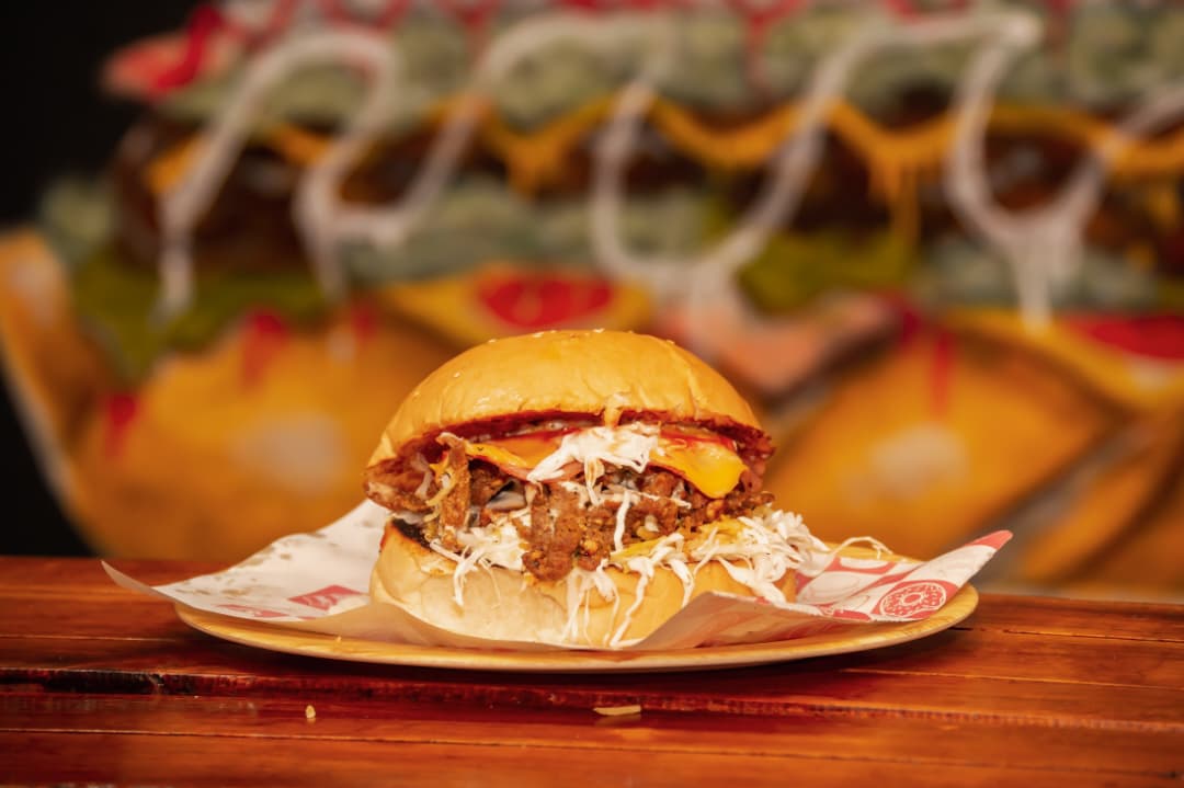 Hamburguesa Carne Picada de Combo Express Burger con carne picada, queso amarillo, tocineta y papas fritas
