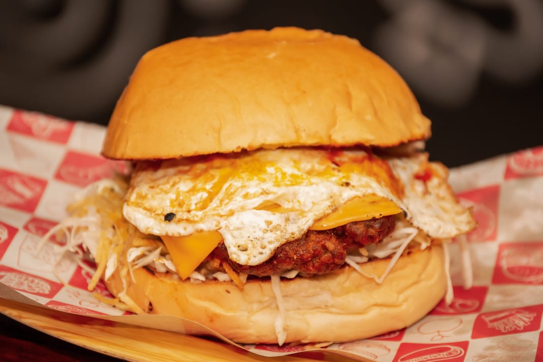 Hamburguesa Carne Redonda de Combo Express Burger con carne, huevo, queso amarillo, tocineta y papas fritas