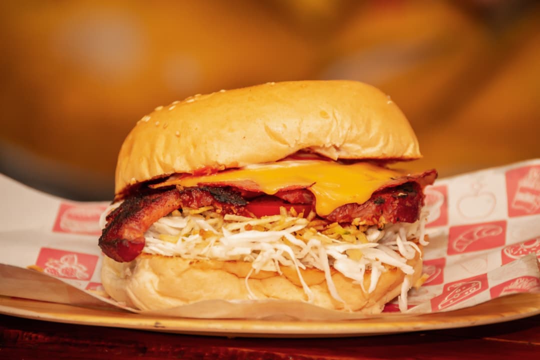 Hamburguesa de Chuleta de Combo Express Burger con chuleta ahumada, queso amarillo, tocineta y papas fritas