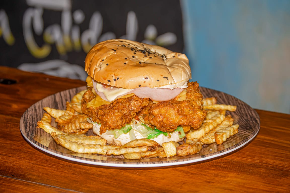Hamburguesa Crispy de Combo Express Burger con pollo empanizado, queso cheddar, jamón y papas fritas