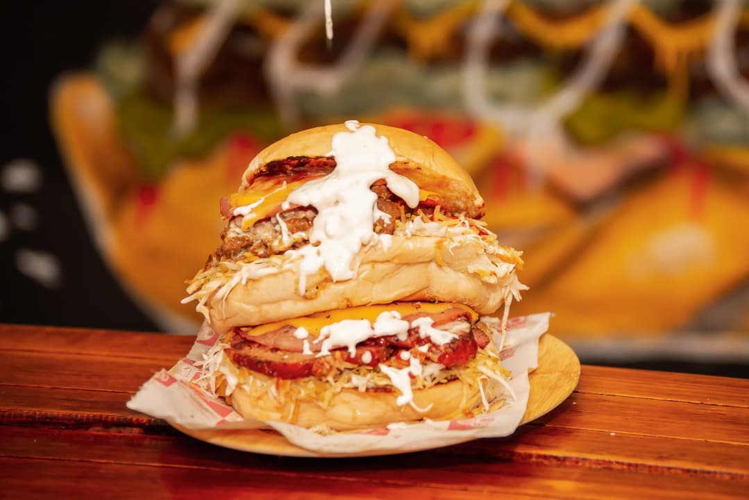 Hamburguesa Doble de Combo Express Burger con doble proteína, queso amarillo, tocineta, maíz y papas fritas