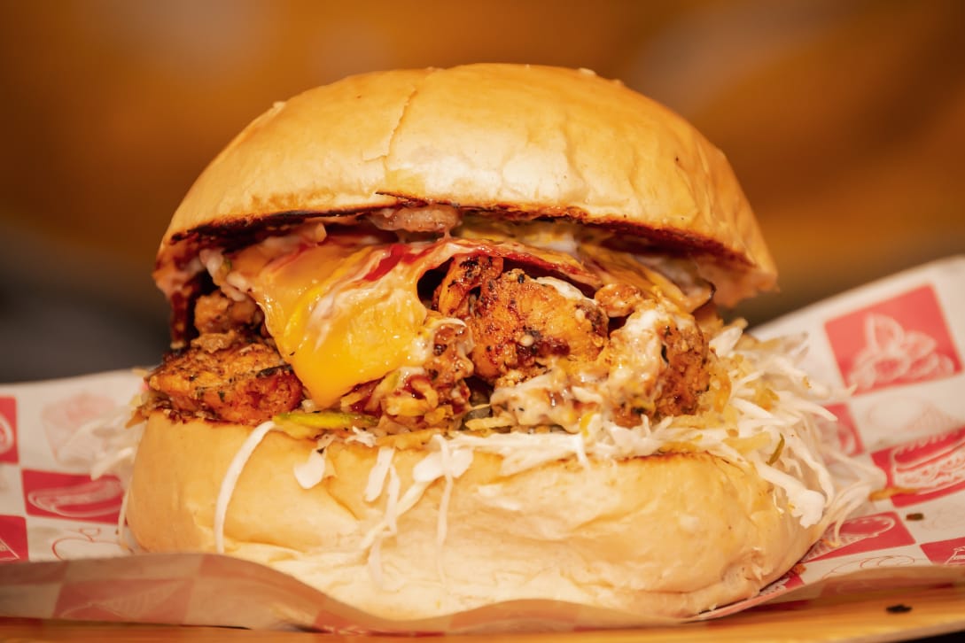 Hamburguesa de Pollo de Combo Express Burger con pollo, queso amarillo, tocineta, lechuga y papas fritas