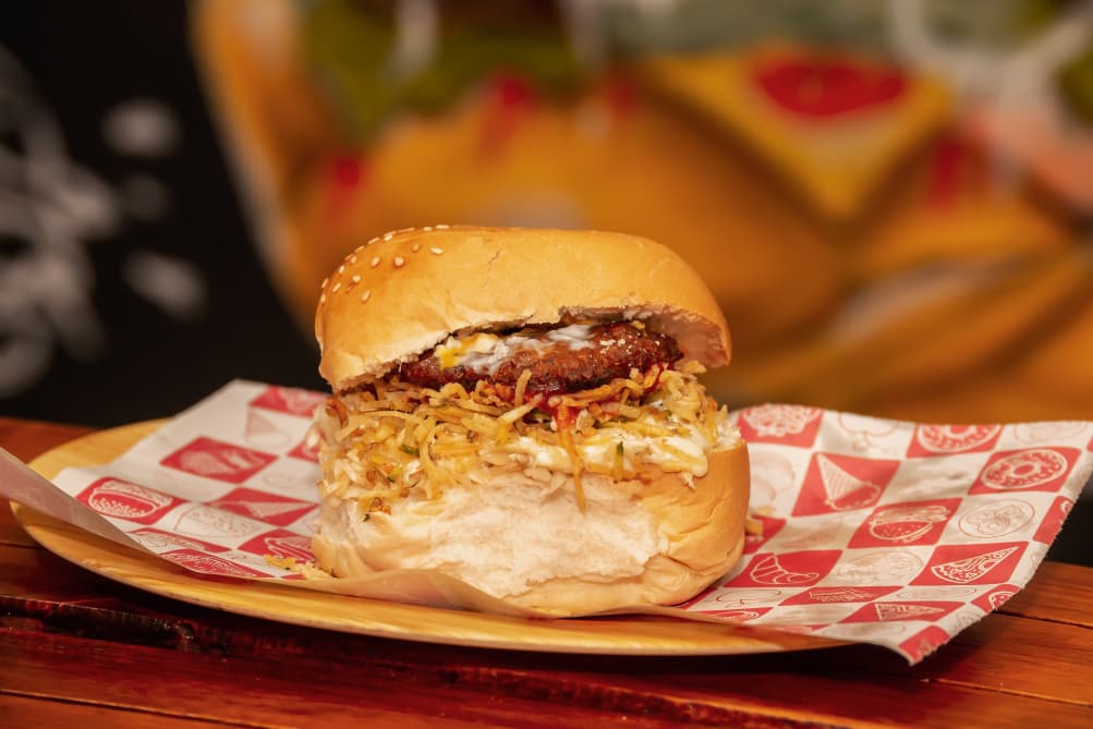 Hamburguesa Salvavidas de Combo Express Burger con carne, lechuga, papas chips y salsas