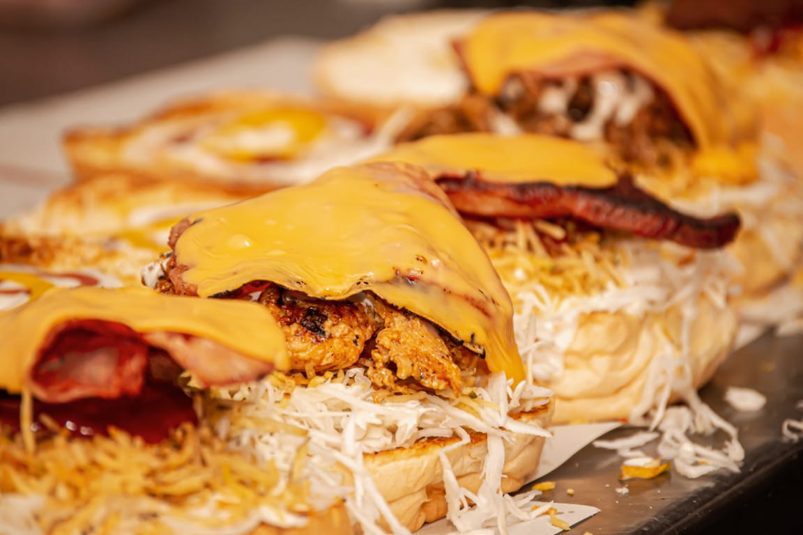 Varias hamburguesas de Combo Express Burger recién preparadas sobre una bandeja